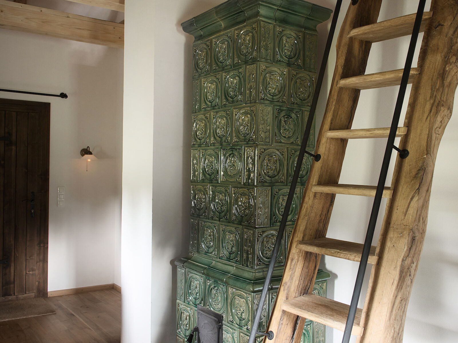 Handgefertigte Leiter mit geschmiedetem Handlauf in der Sura Casa Maris